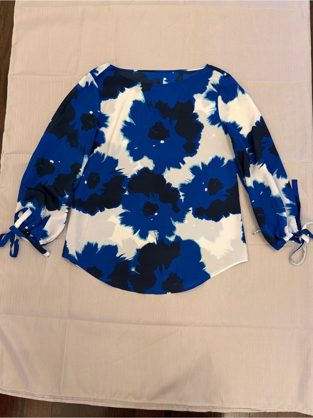 Womens Blue Floral Tie-Sleeve Blouse